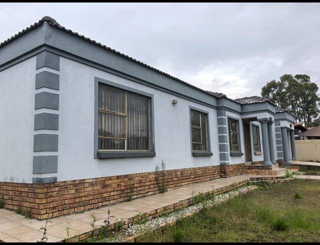 3 BEDROOM HOUSE FOR SALE IN COSMO CITY